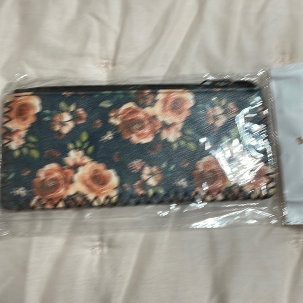 Free w 25 purchase 💛Floral wallet nwt